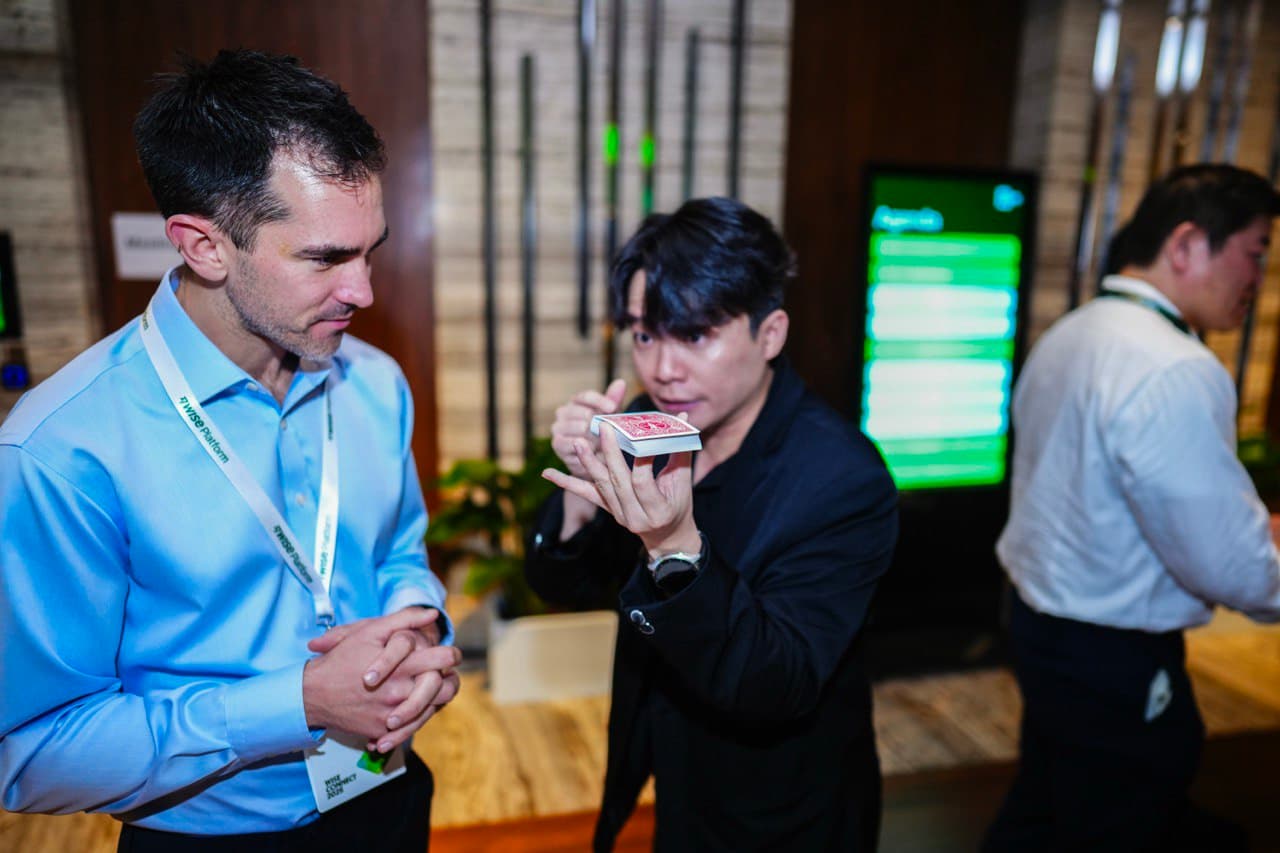Roving Magicians for Corporate Event — photo 3