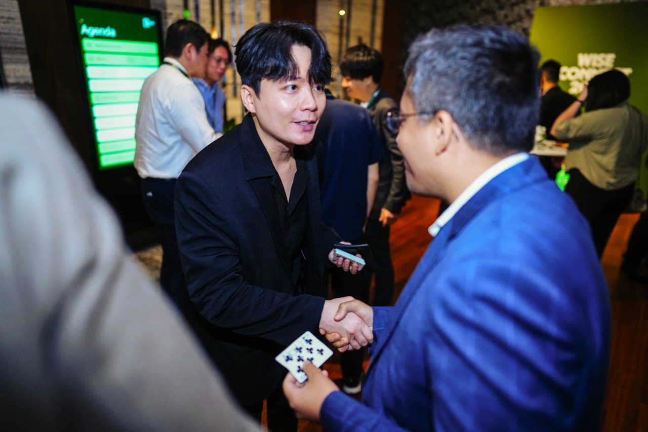 Roving Magicians for Corporate Event — photo 4