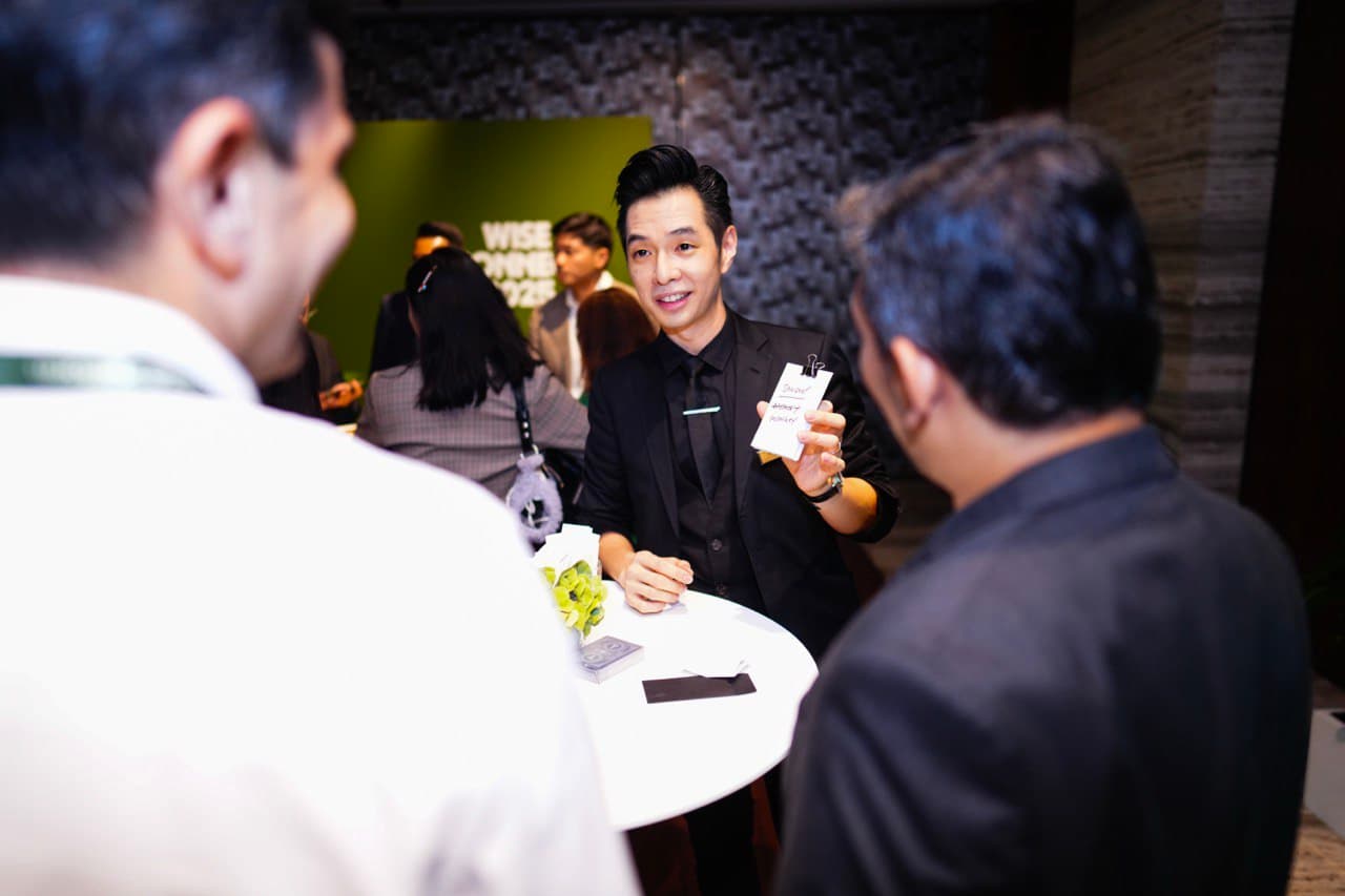 Roving Magicians for Corporate Event — photo 5